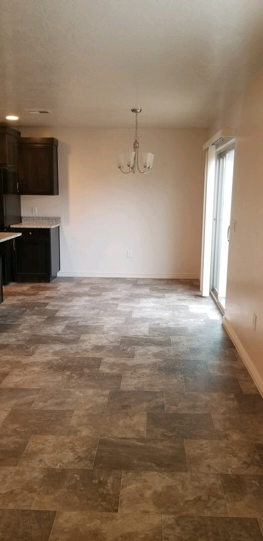 Building Photo - Town home in Little Valley Area. End Unit!!