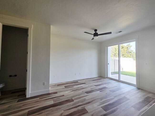 Building Photo - 560 Desert Rose Ave