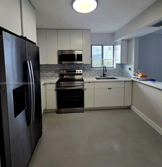 Building Photo - 490 NE 170th St