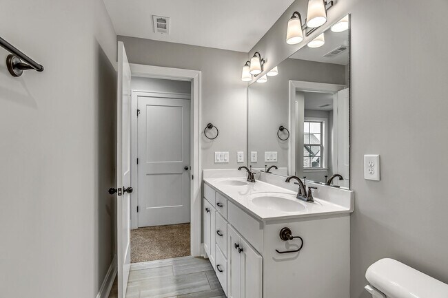 Building Photo - 122 Shady Hollow Dr