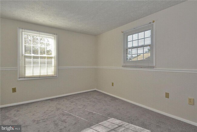 Building Photo - 5 Sanders Ct