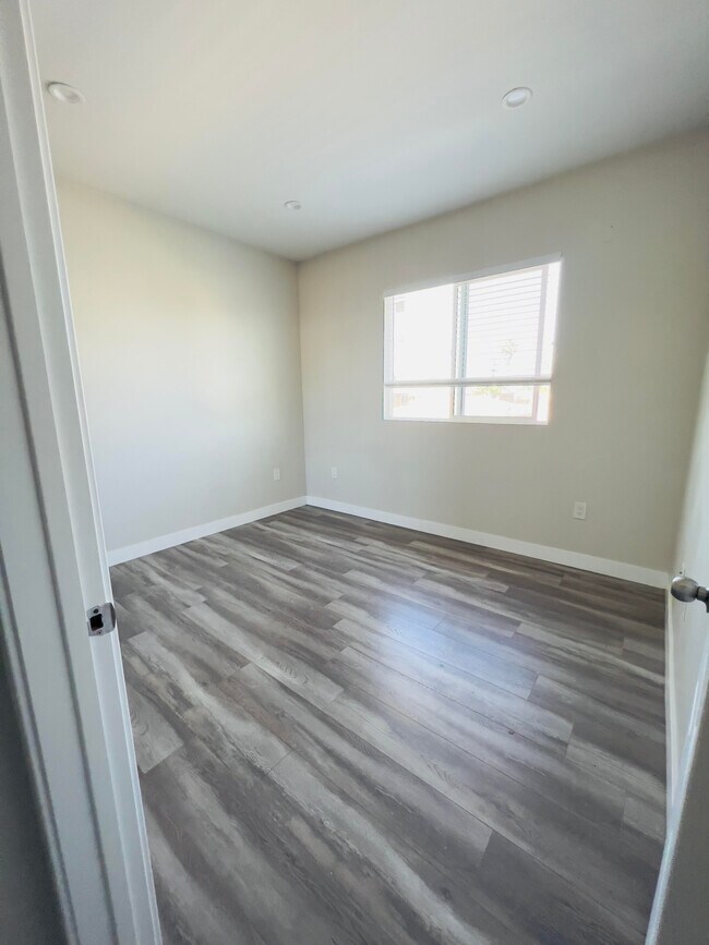 ROOM # 3 - 3928 S Normandie Ave