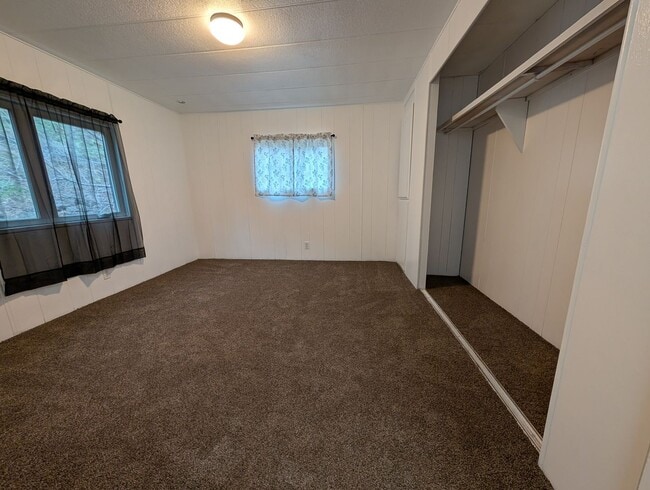 Building Photo - 2 Bedroom 1 Bath House with Detached Garage/Workshop