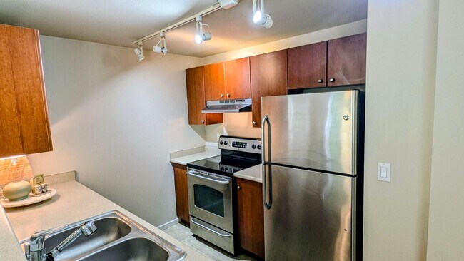 Building Photo - Spacious 2 Bedroom Condo in Gated Community with Pool