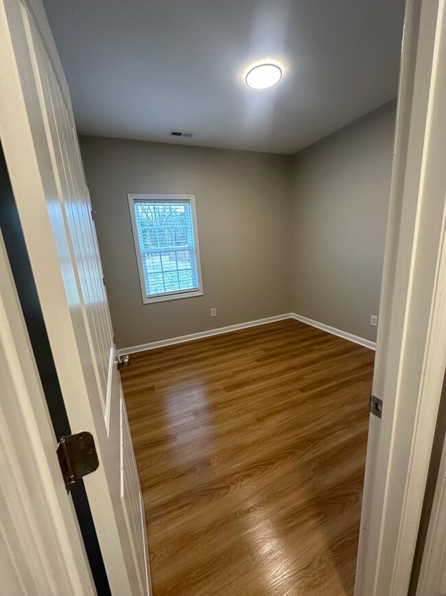 Building Photo - 104 Hooks Glenn Dr