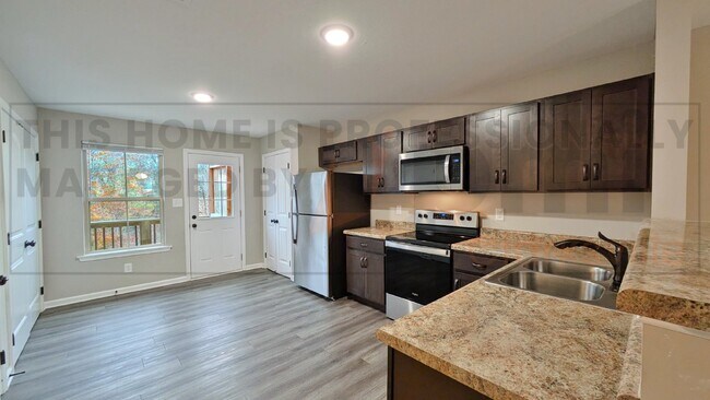 Building Photo - Terrific Two Bedroom Townhome in Great Location!