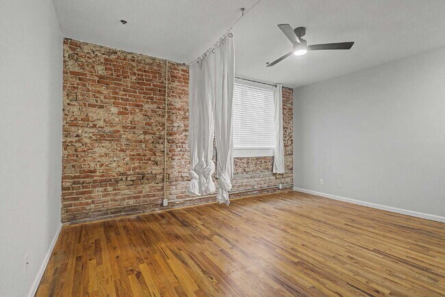 Building Photo - Adorable Studio in 1909 Building! Heart of Capitol Hill