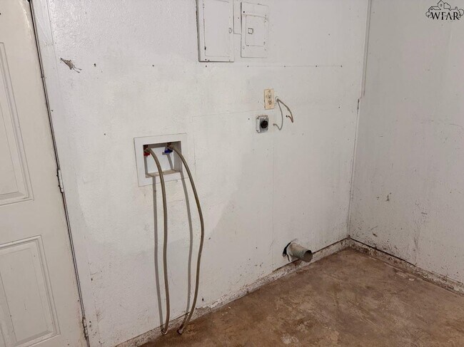 Building Photo - 1813 Westcliff Dr