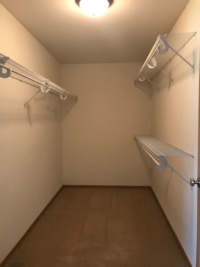 Building Photo - 3 Bedroom / 2 Bathroom Townhouse – Pet Fri...