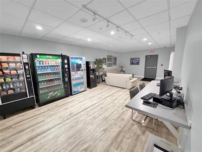 Building Photo - 405 N Ocean Blvd