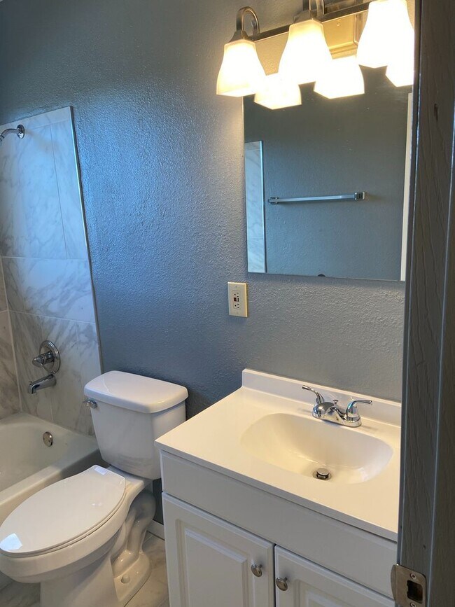 Building Photo - Stunning 2 Bed/2 Bath Townhome near Ft Carson!