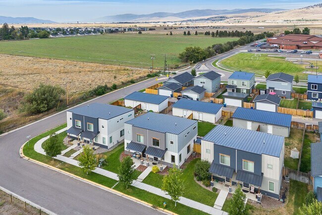 Building Photo - 3 Bed 2.5 Bath Townhome With Garage | $2,6...