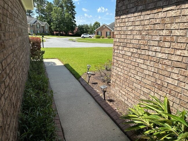 Building Photo - 93 Nelson Dr