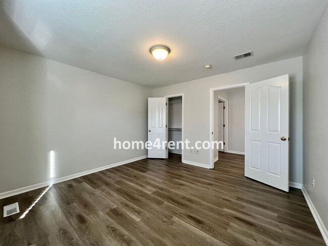 Building Photo - Beautiful Overland Park w/ Wood Floors Thr...