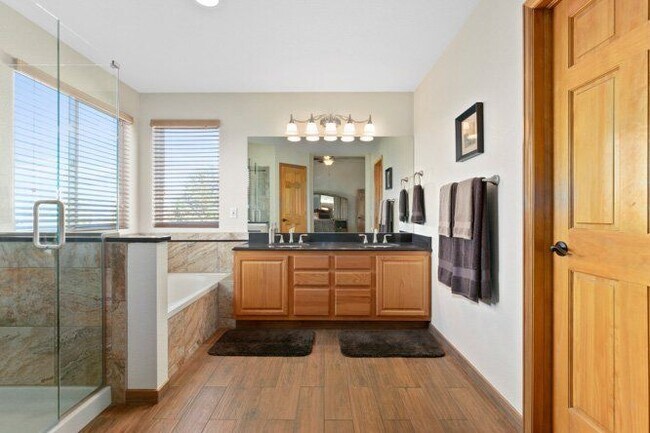 Building Photo - 829 W Sparrow Hawk Dr