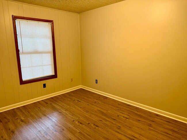 Building Photo - 2 bedroom/1 bath New paint and floors.
