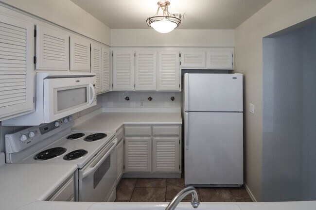 Building Photo - Lovely South Tulsa location close to shopping and restaurants