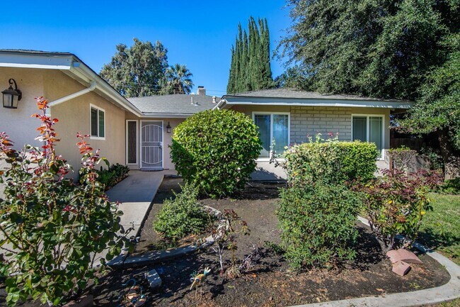 Building Photo - Updated 3 Bedroom Home in Quiet Street
