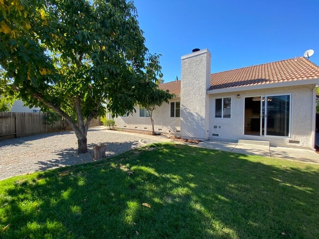 Building Photo - Vacaville 3bed/2bath home! Open floor plan...