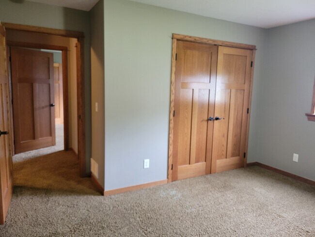 Building Photo - 720 Brooklawn Dr