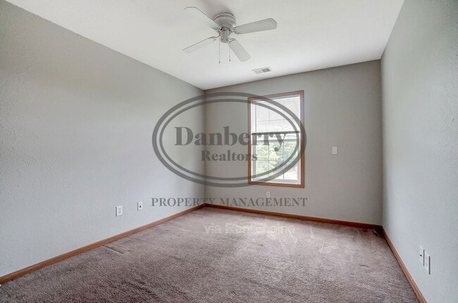 Building Photo - 1115 N Byrne Rd