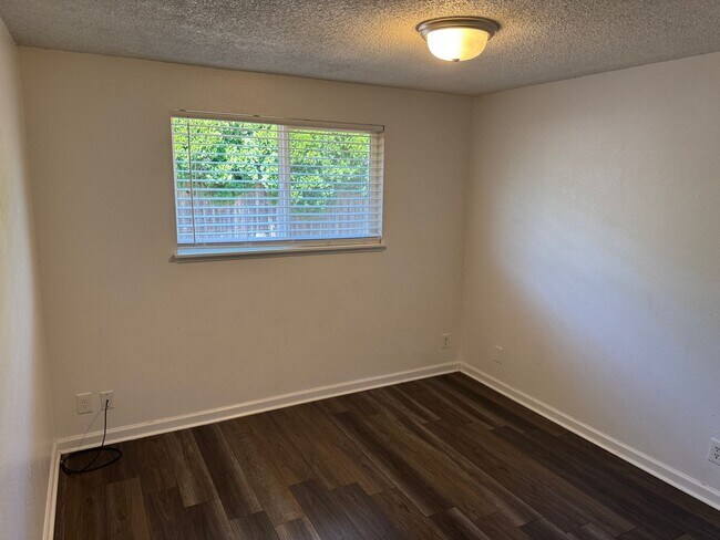 Building Photo - 2 bedroom 1 bath duplex with a garage!