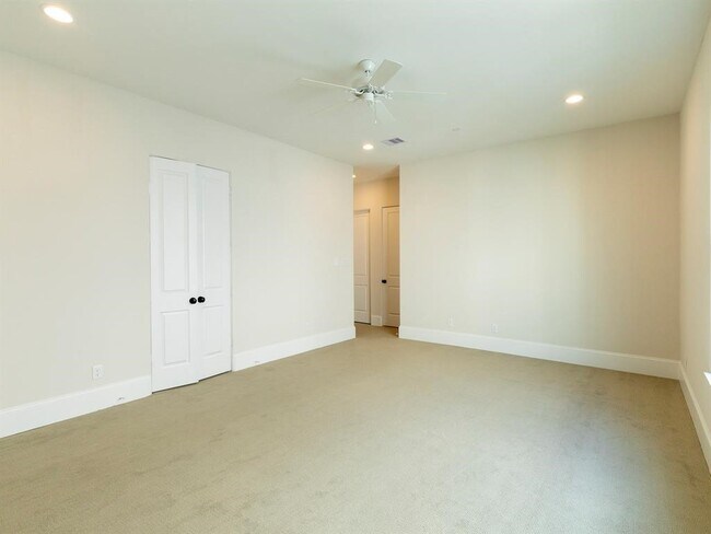 Building Photo - 3821 N Braeswood Blvd