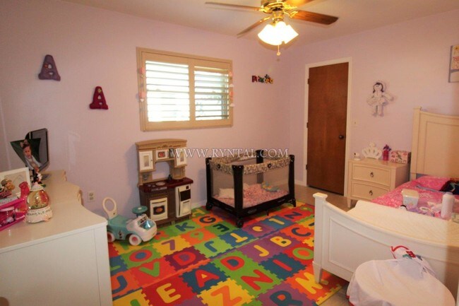 Building Photo - 8233 Cypress Lake Dr