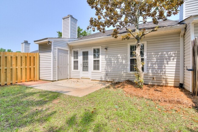 Building Photo - End Unit Townhome Evans