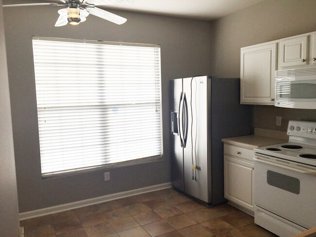 Building Photo - North Raleigh Location! End-Unit Townhouse...