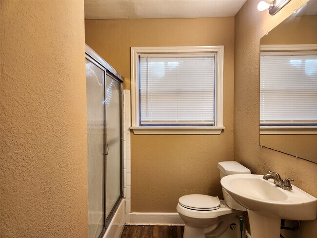 Building Photo - 1013 14th Ave N