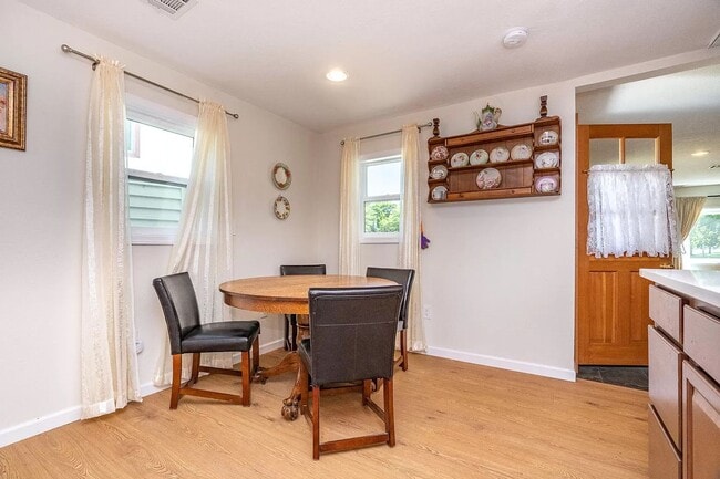 Building Photo - Centrally located one bedroom, one bath ho...