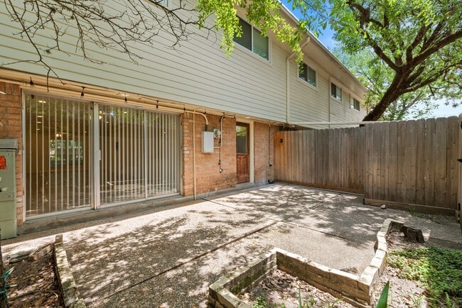 Building Photo - Stylish & Renovated Townhome in Prime West...