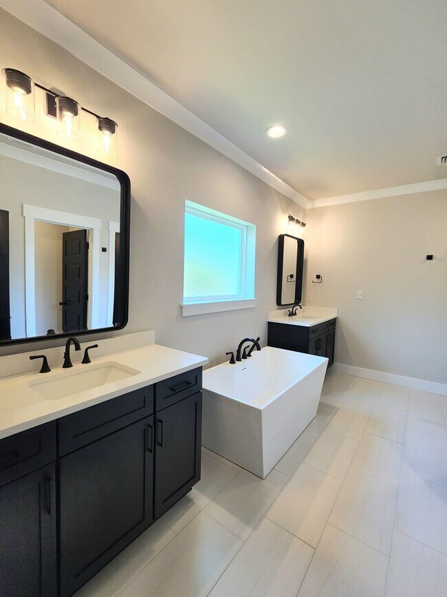 Building Photo - Stunning new executive home in Gulf Shores!