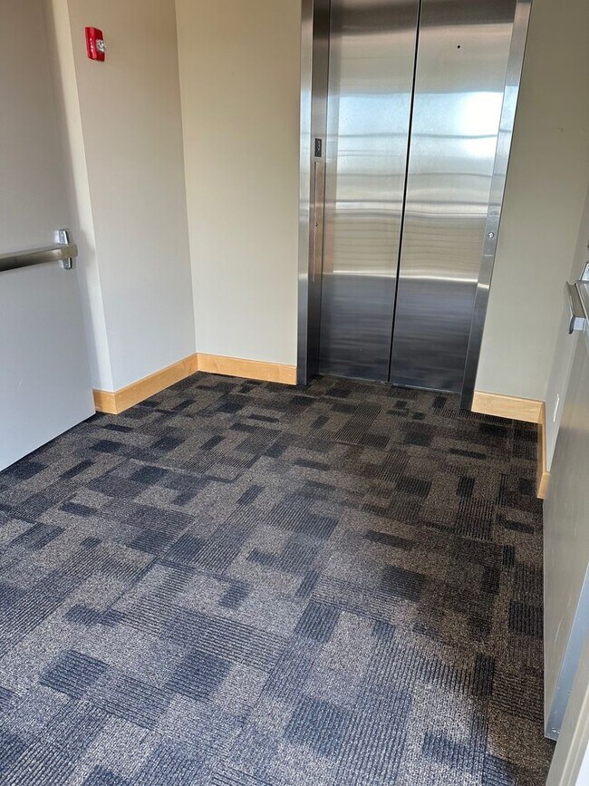 Building Photo - Blue Earth Place-One Bedroom available