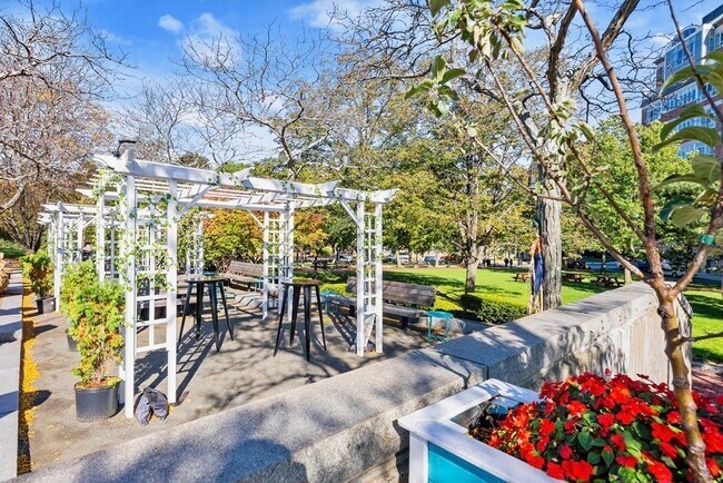 Building Photo - 73 Chelsea St