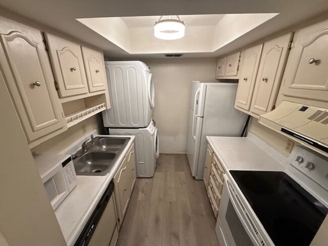 Building Photo - 1 Bedroom/1 Bathroom 2nd Floor Condo at Sandlewood Villas AVAILABLE MAY 1st!