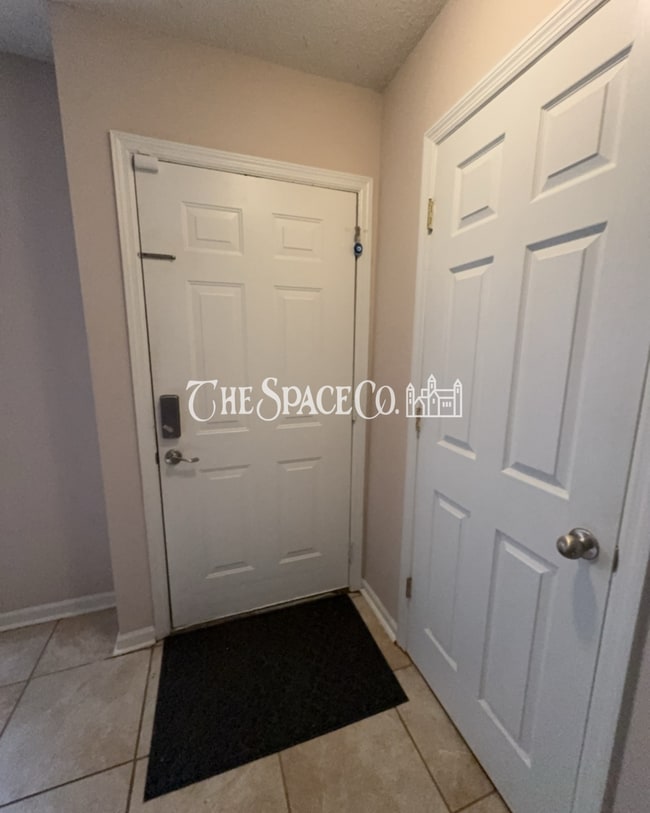 Building Photo - "Charming 2-Bedroom Retreat with 2 Full Baths on Vermont Road!"