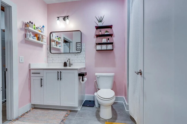 Building Photo - Stylish Updated Apartment Minutes from Downtown