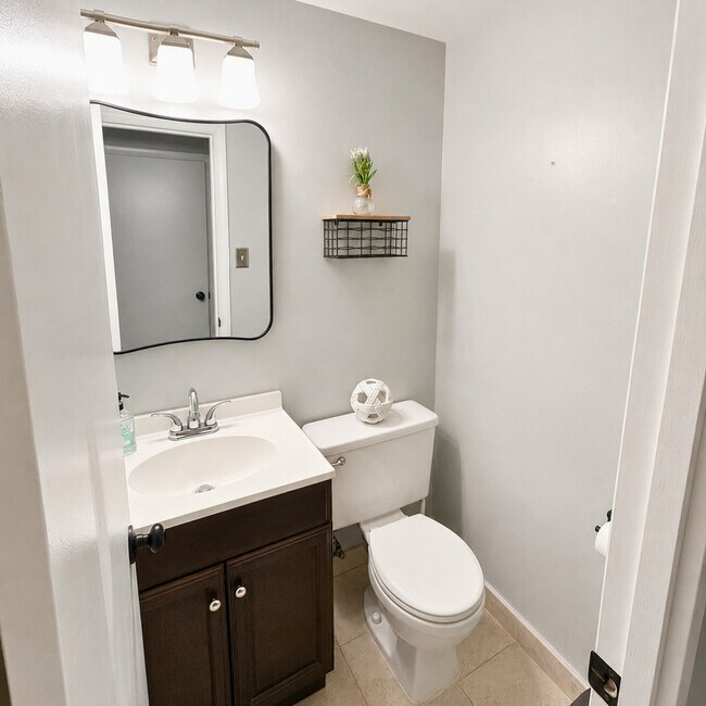Building Photo - 8756 Beacon Cir