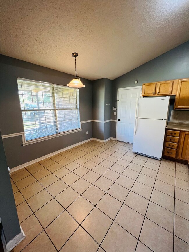 Building Photo - Convenient Comfort: 3-Bed, 2-Bath Home Nea...