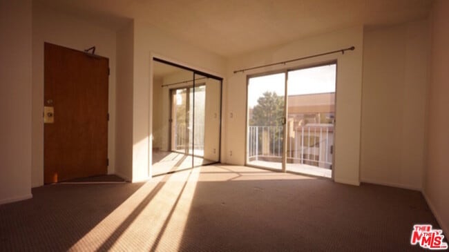 Building Photo - 1418 S Bentley Ave