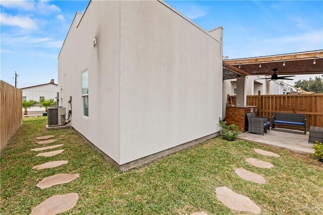 Building Photo - 17 B W St