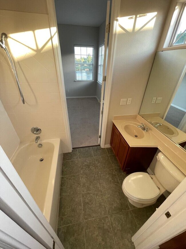 Building Photo - BRISTOL ESTATES 4 BEDRROM, 4 BATHROOMS, 3 CAR GARAGE HOUSE