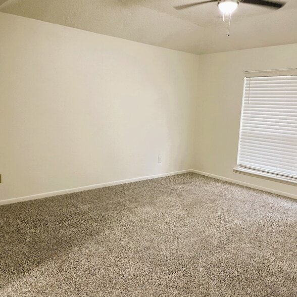 Building Photo - 18143 Holly Forest Dr