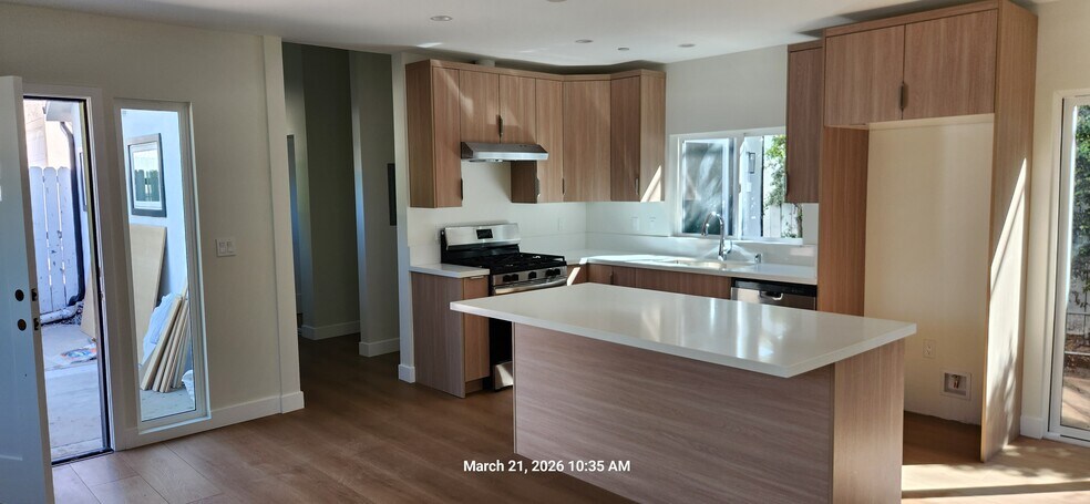 Building Photo - 1114 N Lake Ave