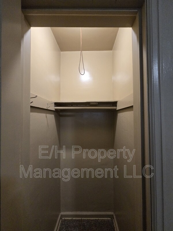 Building Photo - 1419 S Martinson St