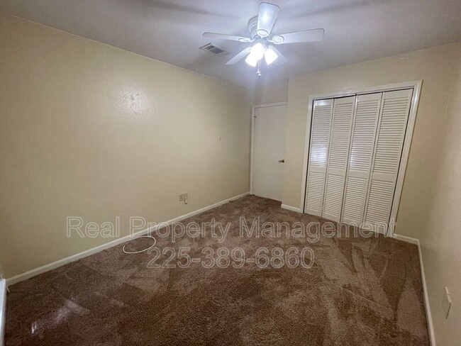 Building Photo - 9147 Fox Run Ave