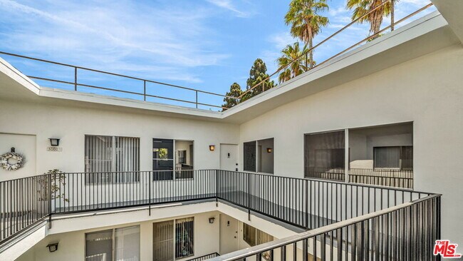 Building Photo - 621 San Vicente Blvd