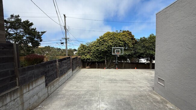 Building Photo - Updated 4BR/2BA Single Family Home in Cove...